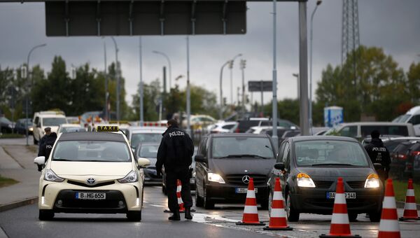 Немецкая полиция проверяет машины на въезде в аэропорт недалеко от Берлина, 9 октября 2016