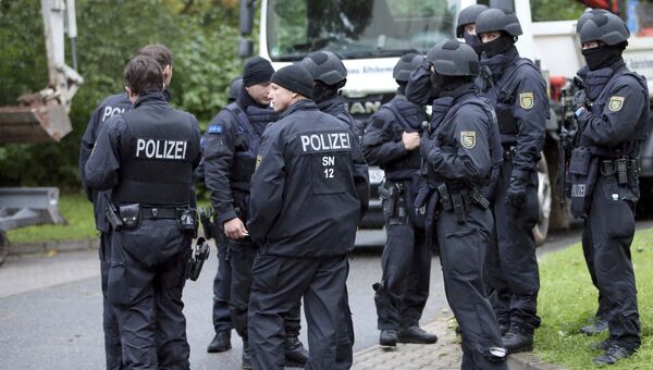 Сотрудники немецкой полиции в Хемнице, где идут поиски подозреваемых в терроризме, 8 октября 2016
