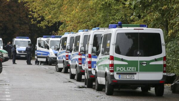 Машины немецкой полиции в Хемнице, где идет операция по поиску предполагаемого террориста, 8 октября 2016