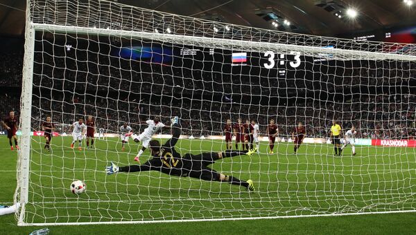 Вратарь сборной России Сослан Джанаев пропускает мяч в свои ворота в товарищеском матче между сборными командами России и Коста-Рики