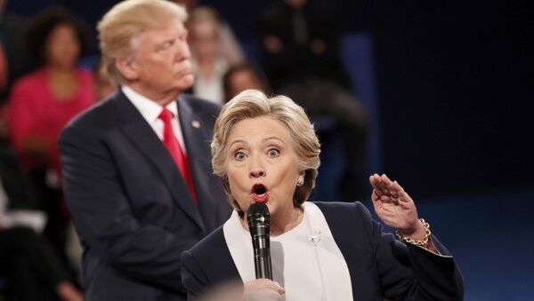 Дональд Трамп и Хиллари Клинтон во время предвыборных дебатов. 10 октября 2016