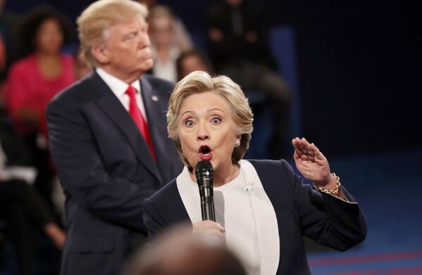 Дональд Трамп и Хиллари Клинтон во время предвыборных дебатов. 9 октября 2016