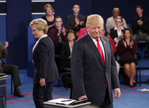 Дональд Трамп и Хиллари Клинтон во время предвыборных дебатов. 9 октября 2016
