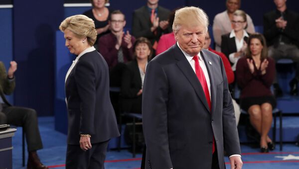 Дональд Трамп и Хиллари Клинтон во время предвыборных дебатов. 9 октября 2016. Архивное фото