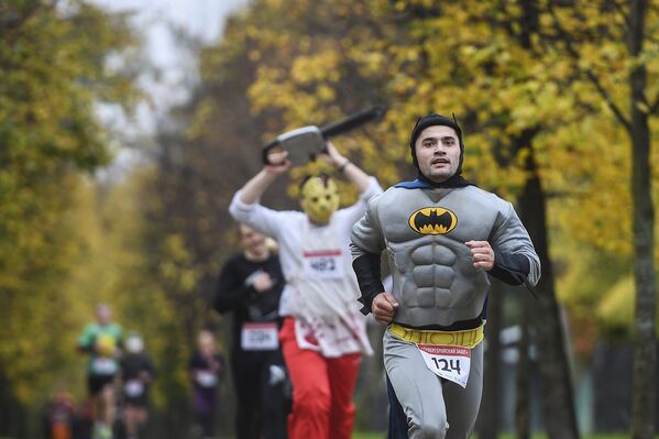 Участники Супергеройского забега в парке Сокольники в Москве