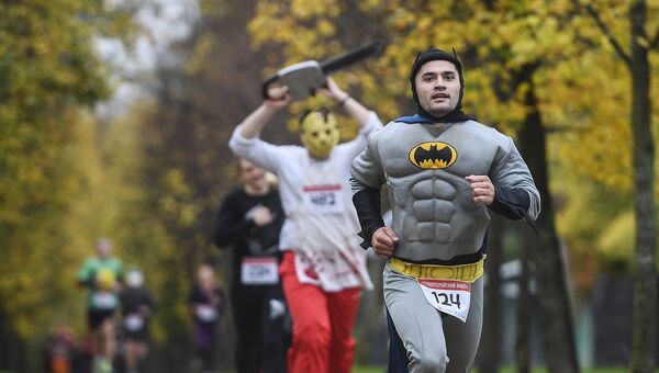 Участники Супергеройского забега в парке Сокольники в Москве