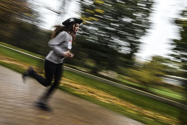 Участница Супергеройского забега в парке Сокольники в Москве
