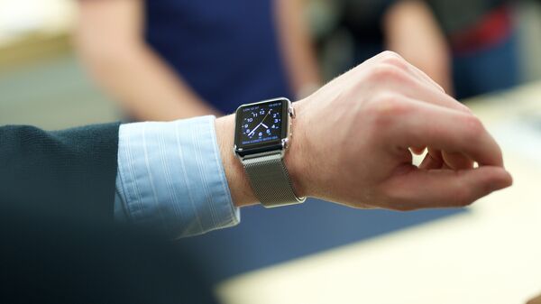 Покупатель примеряет часы Apple Watch