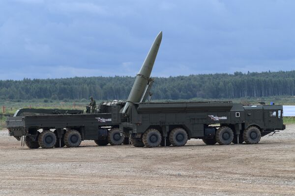 Ракетный комплекс Искандер-М во время демонстрационного показа военной техники на полигоне Алабино на Международном военно-техническом форуме Армия-2016 Ракетный комплекс Искандер-М во время демонстрационного показа военной техники на полигоне Алабино на Международном военно-техническом форуме Армия-2016