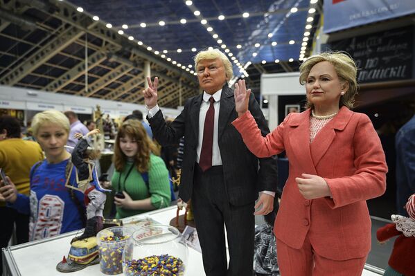 Куклы, изображающие кандидатов в президенты США Хиллари Клинтон и Дональда Трампа, на 12-й международной выставке-ярмарке Салон авторской куклы в Москве