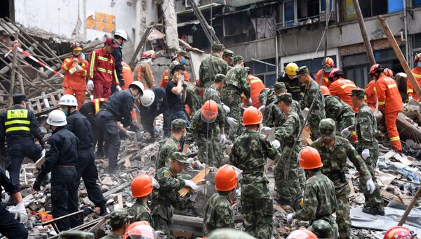 Спасатели на месте обрушения жилых домов в провинции Чжэцзян на востоке Китая. 10 октября 2016