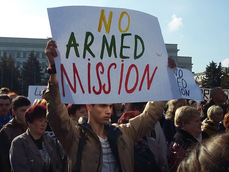 Митинг против введения вооруженной миссии ОБСЕ в Луганске