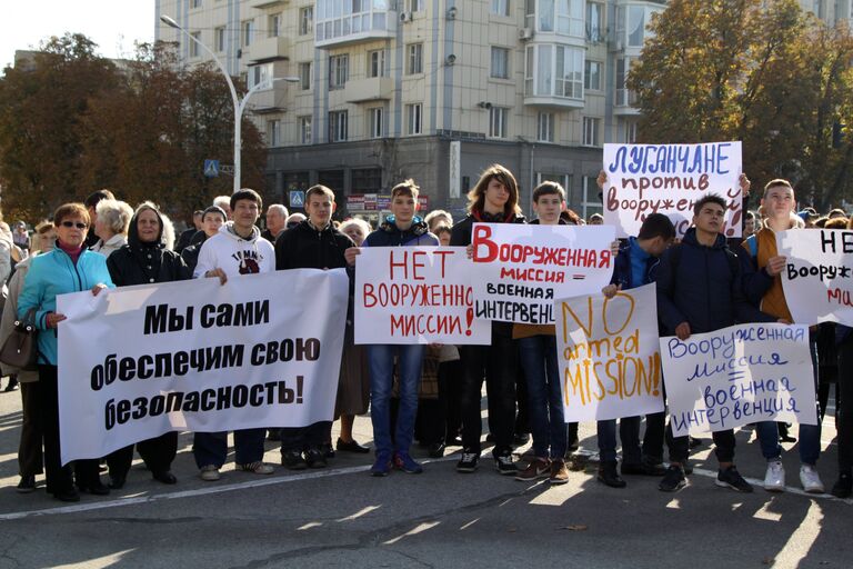 Участники митинга в Луганске против иностранной вооруженной миссии на Донбассе