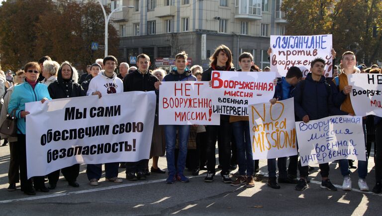 Участники митинга в Луганске против иностранной вооруженной миссии на Донбассе