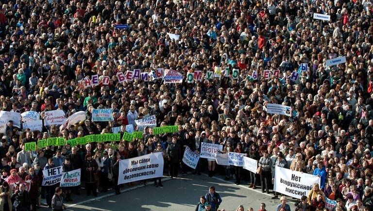 Митинг в Луганске против вооруженной миссии ОБСЕ