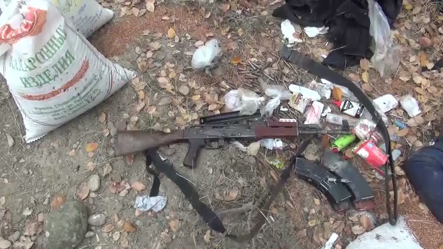 Вещи боевиков, нейтрализованных сотрудниками спецназа ФСБ во время проведения оперативно-розыскных мероприятий в Сулейман-Стальском районе Дагестана