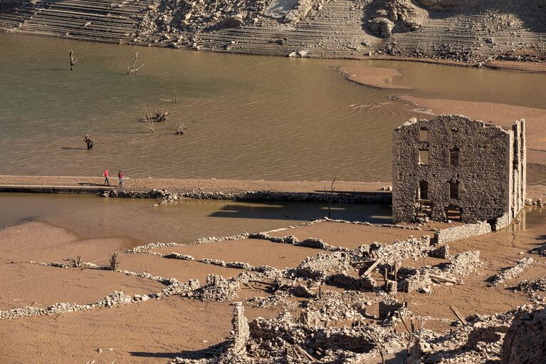 Руины испанского города Мансилья, показавшиеся из воды в результате засухи в провинции Риоха