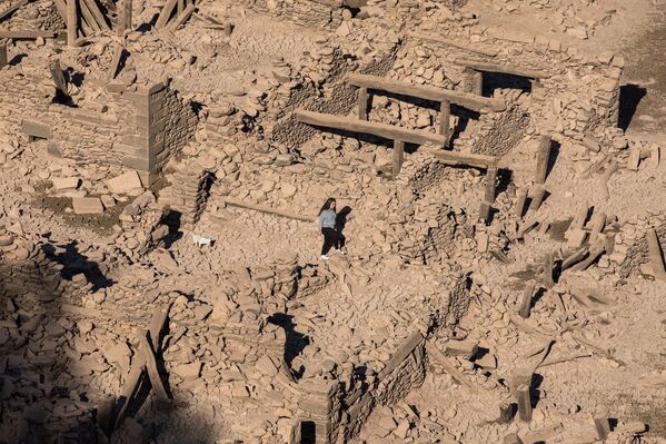 Руины испанского города Мансилья, показавшиеся из воды в результате засухи в провинции Риоха