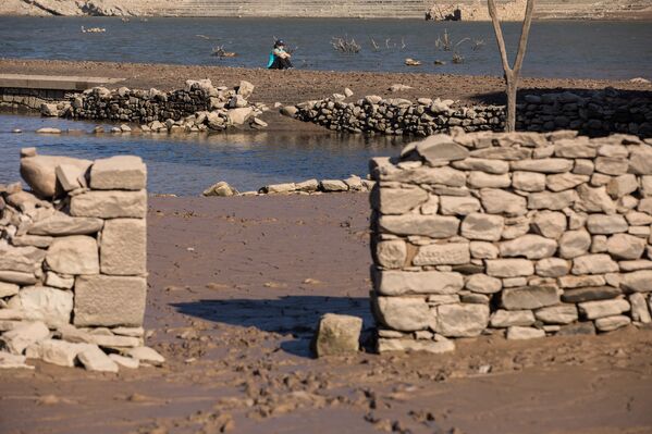 Руины испанского города Мансилья, показавшиеся из воды в результате засухи в провинции Риоха