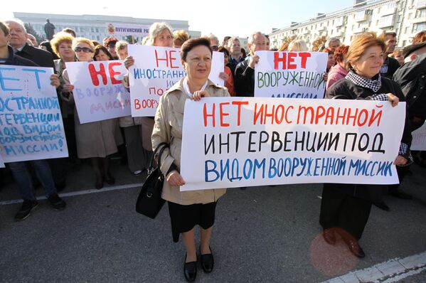 Участники митинга в Луганске против иностранной вооруженной миссии на Донбассе