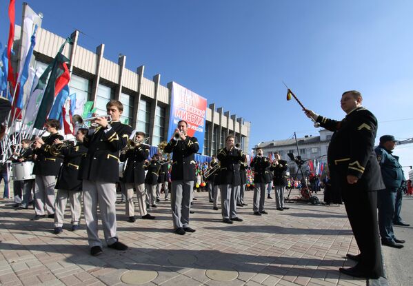 Духовой оркестр на митинге в Луганске против иностранной вооруженной миссии на Донбассе