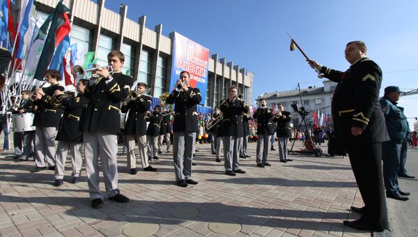 Духовой оркестр на митинге в Луганске против иностранной вооруженной миссии на Донбассе