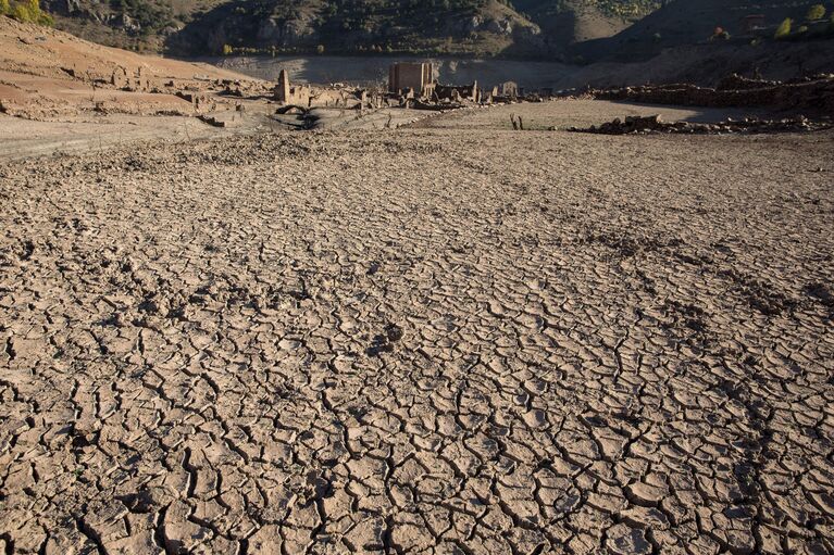 Руины испанского города Мансилья, показавшиеся из воды в результате засухи в провинции Риоха