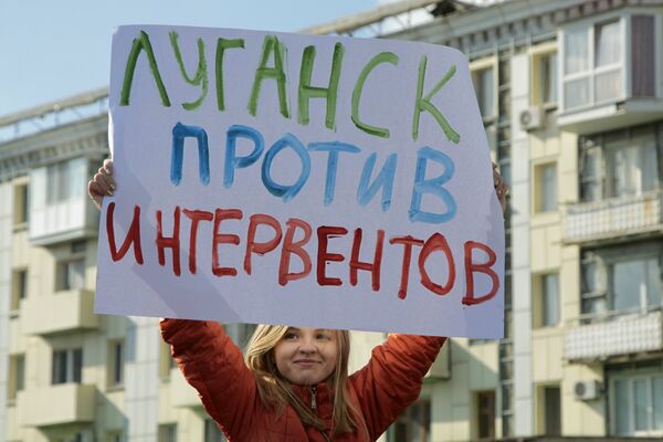 Участница митинга в Луганске против иностранной вооруженной миссии на Донбассе