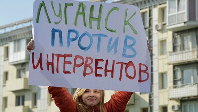 Участница митинга в Луганске против иностранной вооруженной миссии на Донбассе