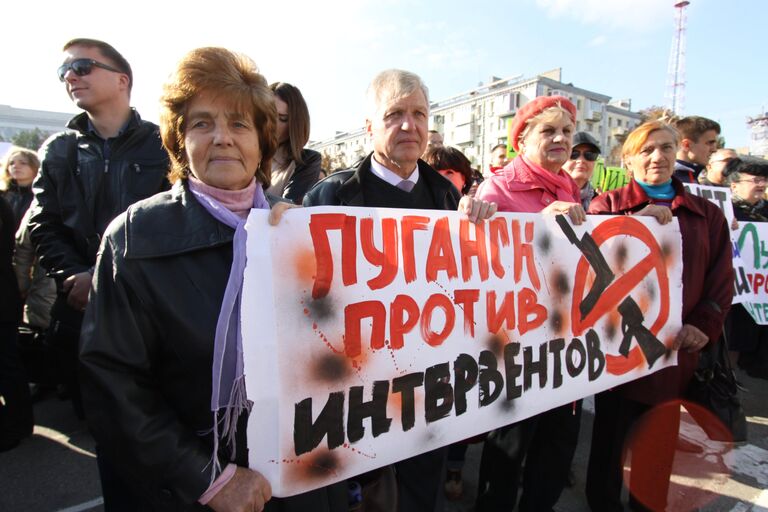 Участники митинга в Луганске против иностранной вооруженной миссии на Донбассе