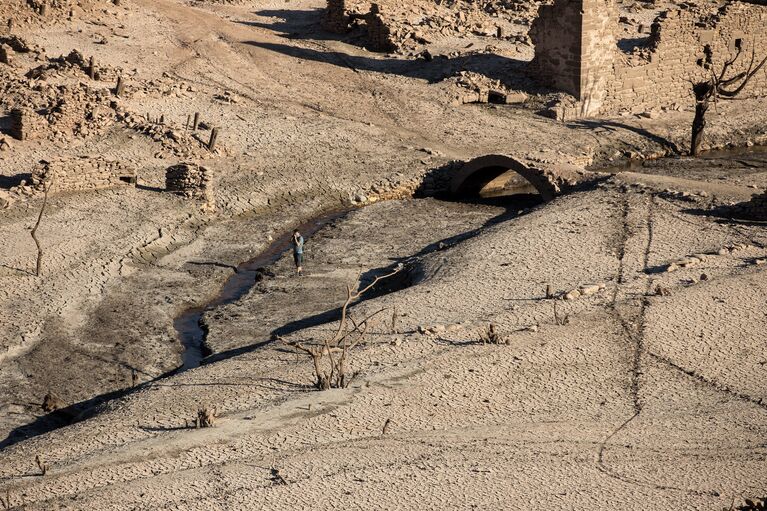 Руины испанского города Мансилья, показавшиеся из воды в результате засухи в провинции Риоха