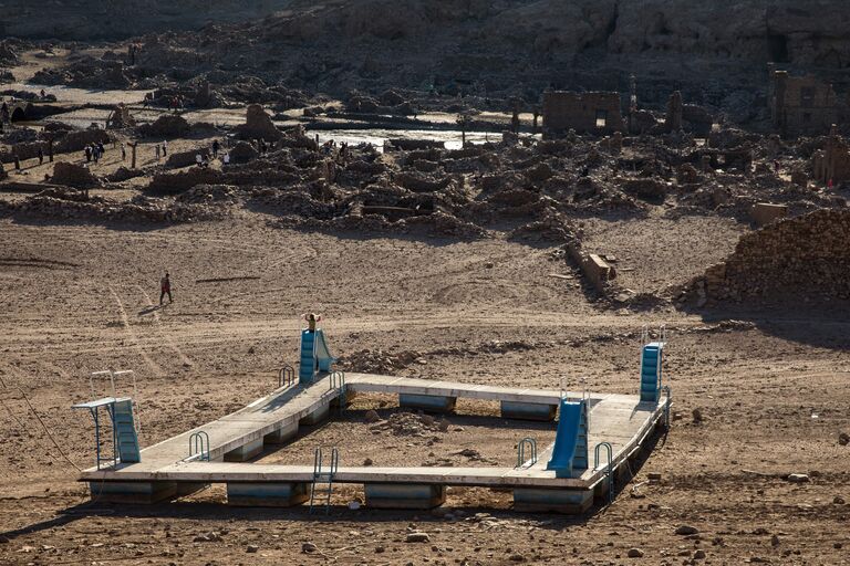 Руины испанского города Мансилья, показавшиеся из воды в результате засухи в провинции Риоха