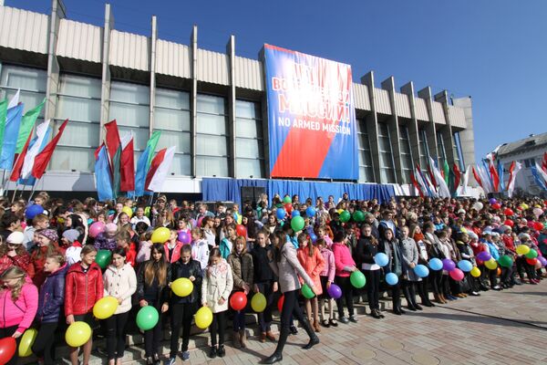 Школьники на митинге в Луганске против иностранной вооруженной миссии на Донбассе