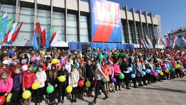 Школьники на митинге в Луганске против иностранной вооруженной миссии на Донбассе