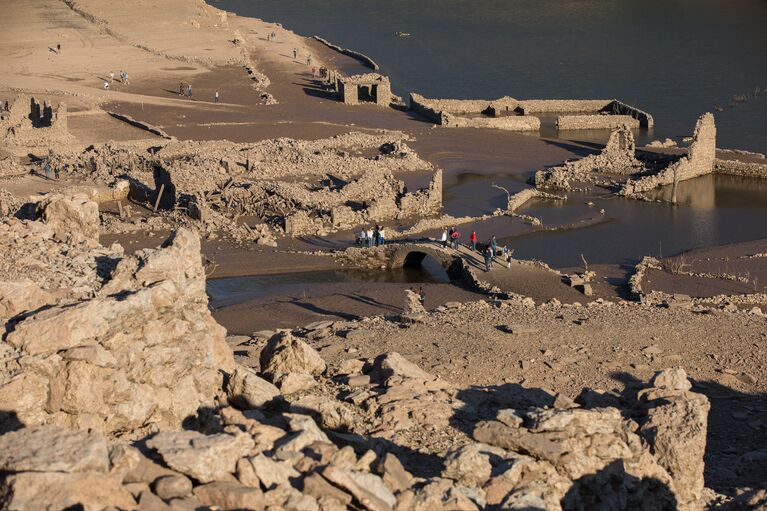 Руины испанского города Мансилья, показавшиеся из воды в результате засухи в провинции Риоха
