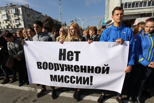 Участники митинга в Луганске против иностранной вооруженной миссии на Донбассе