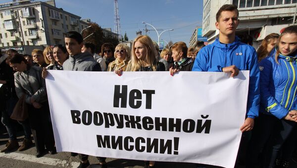Участники митинга в Луганске против иностранной вооруженной миссии на Донбассе. Архивное фото