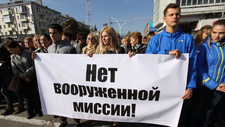 Участники митинга в Луганске против иностранной вооруженной миссии на Донбассе