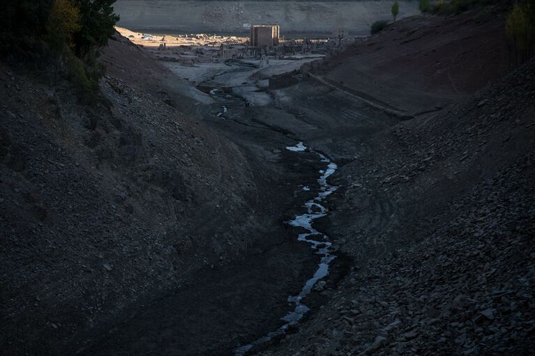 Руины испанского города Мансилья, показавшиеся из воды в результате засухи в провинции Риоха