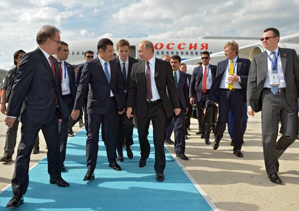 Президент РФ Владимир Путин во время встречи в международном аэропорту имени Ататюрка. 10 октября 2016