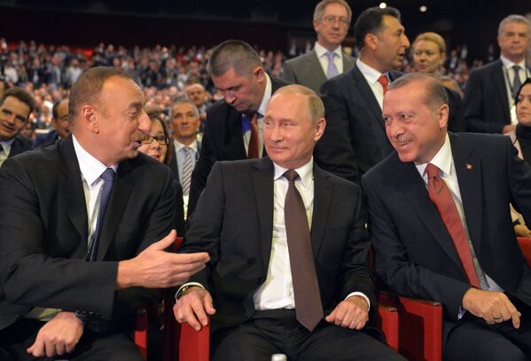 Президент РФ Владимир Путин, президент Азербайджана Ильхам Алиев и президент Турции Реджеп Тайип Эрдоган на 23-м Мировом энергетическом конгрессе в Стамбуле. 10 октября 2016