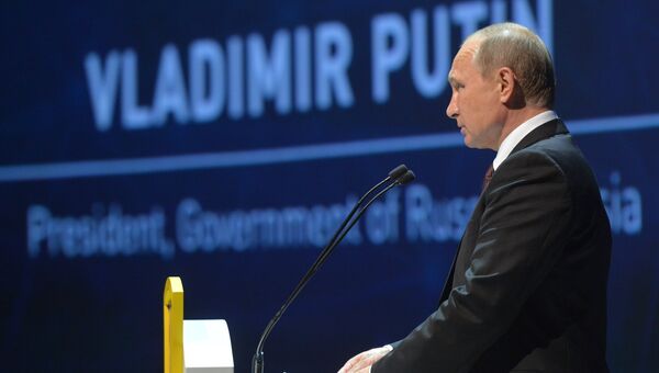 Президент РФ Владимир Путин выступает на 23-м Мировом энергетическом конгрессе в Стамбуле. 10 октября 2016