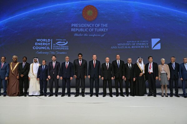 Президент РФ Владимир Путин во время церемонии фотографирования участников 23-го Мирового энергетического конгресса в Стамбуле