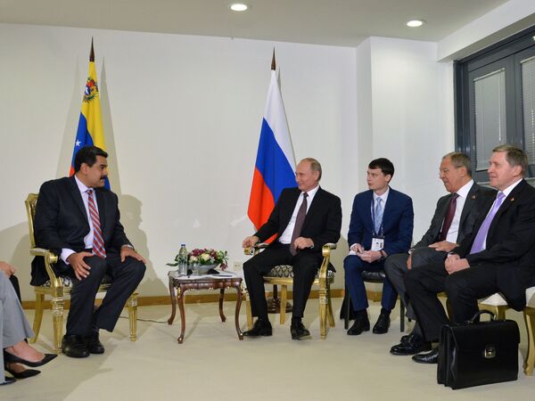 Президент РФ Владимир Путин и президент Венесуэлы Николас Мадуро во время встречи в Стамбуле