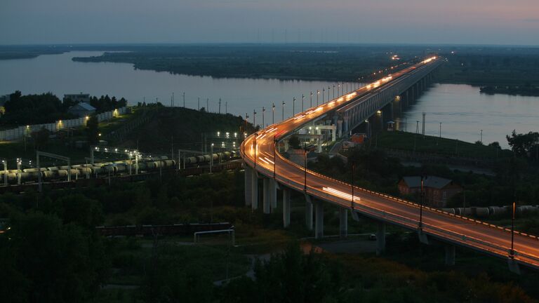 Вид на железнодорожно-автомобильный мост через реку Амур в Хабаровске на трассе Чита - Хабаровск