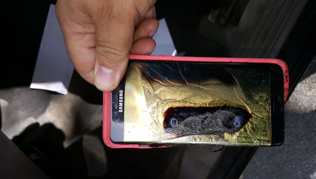 Сгоревший смартфон Samsung Galaxy Note 7. Архивное фото
