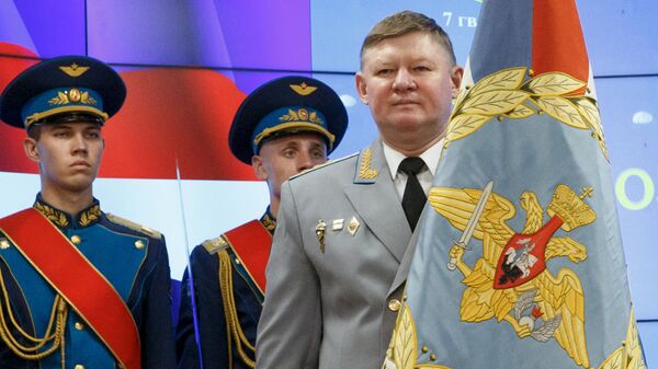 Новый командующий Воздушно-десантными войсками РФ генерал-полковник Андрей Сердюков на церемонии вручения штандарта. Архивное фото