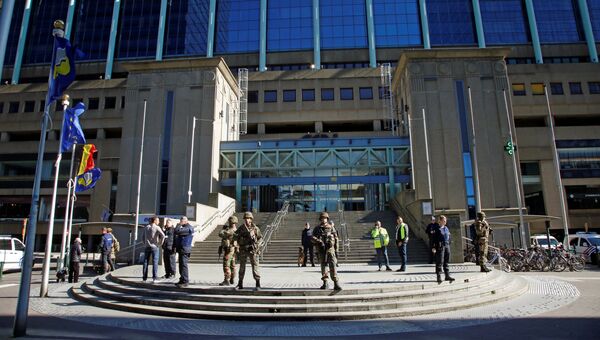 Сотрудники правоохранительных органов Бельгии возле северного вокзала Брюсселя. Архивное фото