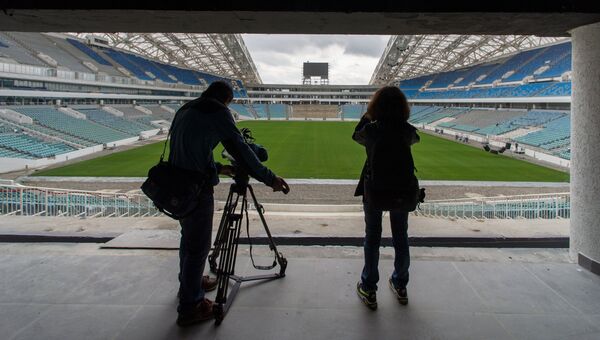 Журналисты на стадионе Фишт в Сочи, где проходит реконструкция к чемпионату мира по футболу 2018