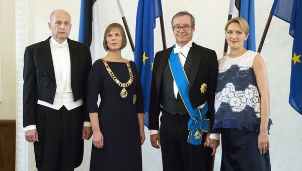 Избранный президент Эстонии Керсти Кальюлайд с мужем и бывший президент Тоомас Хендрик Ильвес с супругой после церемонии инаугурации в Таллине
